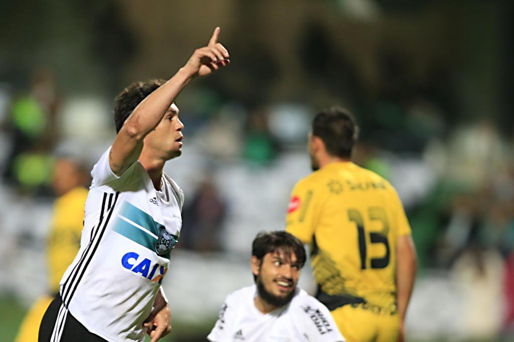 Kléber comemora um dos três gols marcados no Couto Pereira. | Albari Rosa/Gazeta do Povo