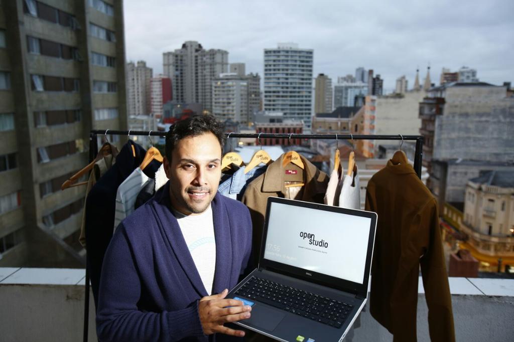 Qual a receita de sucesso para que as pequenas empresas tenham sucesso nas redes sociais? Na foto, Rodrigo Sasi, dono da Open Studio, pequena empresa que tem nas redes sociais a origem de 99% de seus clientes. | Daniel Castellano/Gazeta do Povo