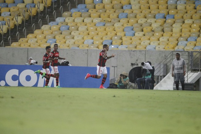 Guerrero comemora o primeiro gol do Flamengo. | Jonathan Campos/Gazeta do Povo