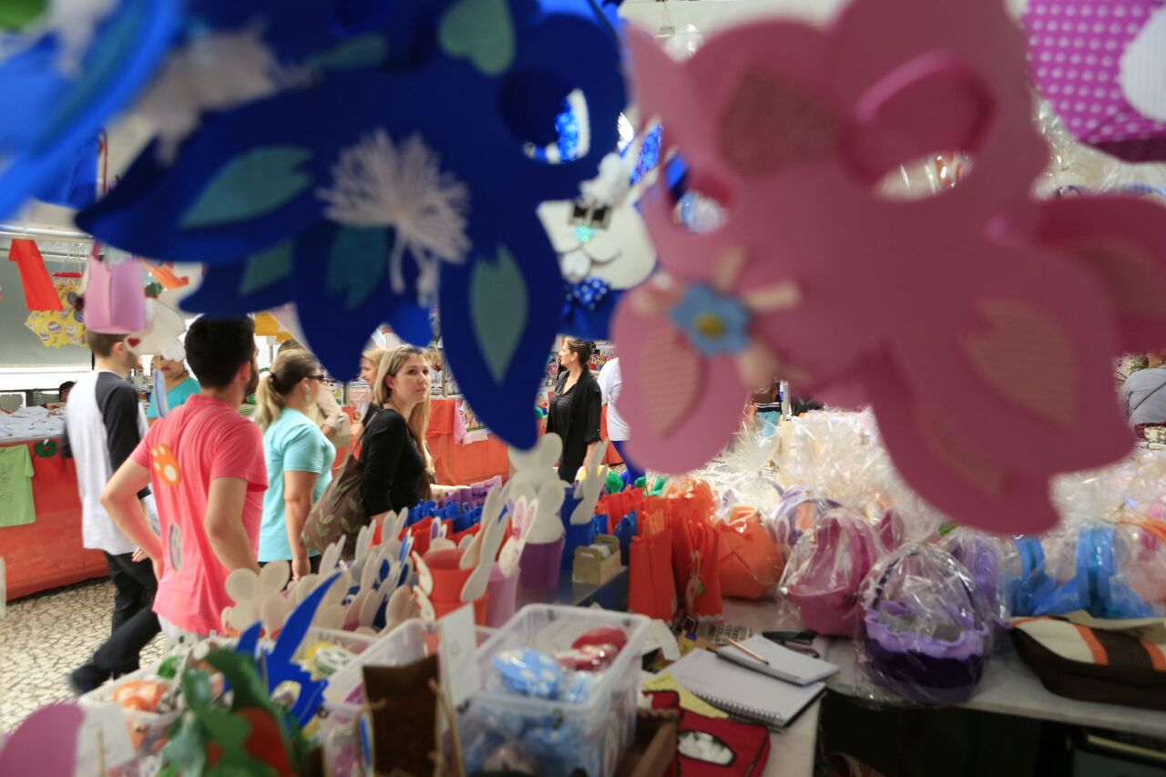 Edição deste ano da feira conta com 72 barracas de artesanato e comida nas praças Osório e Santos Andrade. | Marcelo Andrade/Gazeta do Povo