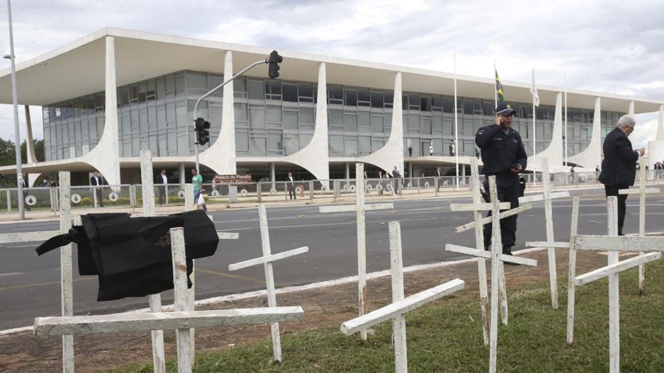 5 pontos da reforma da Previdência vão mudar. Veja quais são Protesto de policiais em Brasília surtiu efeito e categoria terá regra mais branda. | Antonio Cruz/Agência Brasil