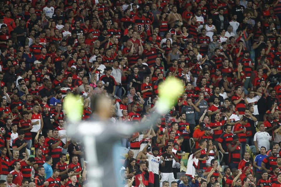Weverton com a torcida do Flamengo ao fundo no Maracanã: vacilo atleticano. | Jonathan Campos / Gazeta do Povo – enviado especial