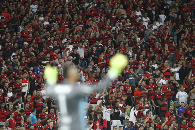 Weverton com a torcida do Flamengo ao fundo no Maracanã: vacilo atleticano. | Jonathan Campos / Gazeta do Povo – enviado especial