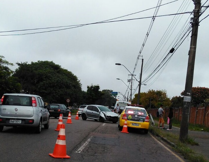 Veículo envolvido no acidente bateu em um poste | Raphael Marchiori/