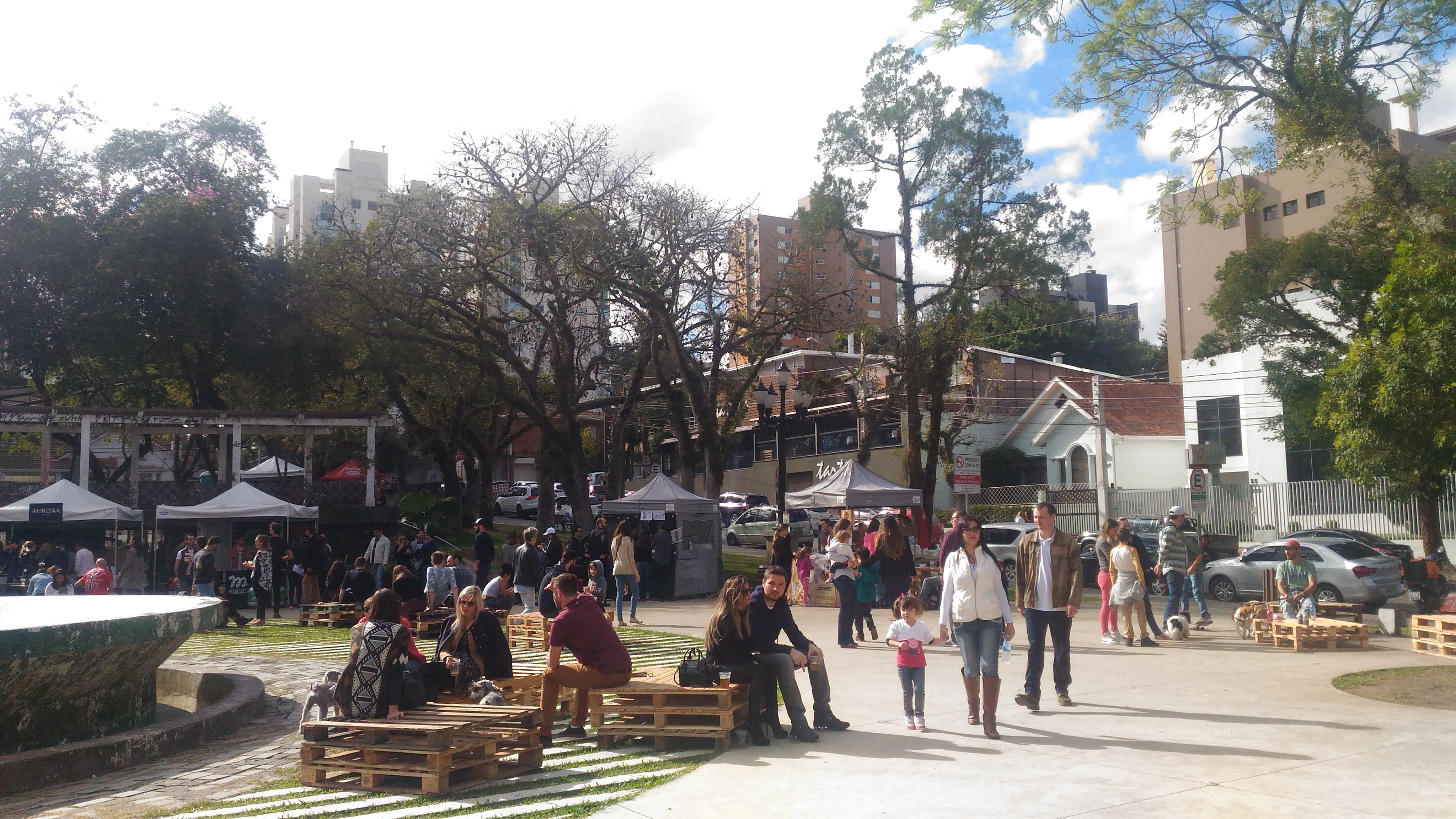 Dia de sol leva curitibanos à Praça da Espanha para curtir festival de música e gastronomia | Anna Sens