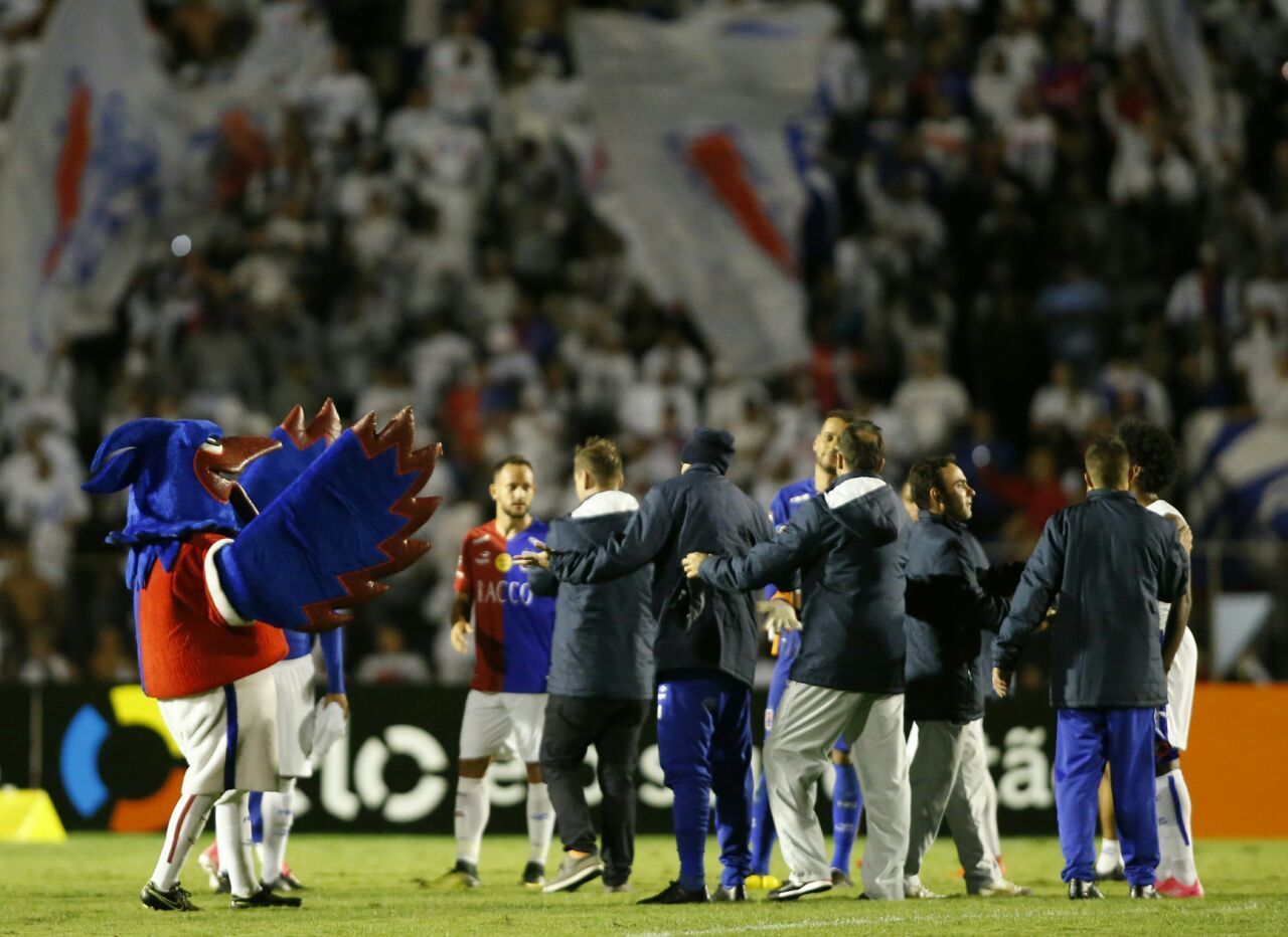 Mascote, jogadores e comissão técnica comemoram a classificação paranista. | Hugo Harada/Gazeta do Povo