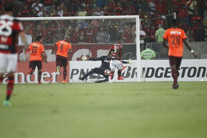 Guerrero no lance do primeiro gol do Flamengo. | Jonathan Campos/Gazeta do Povo