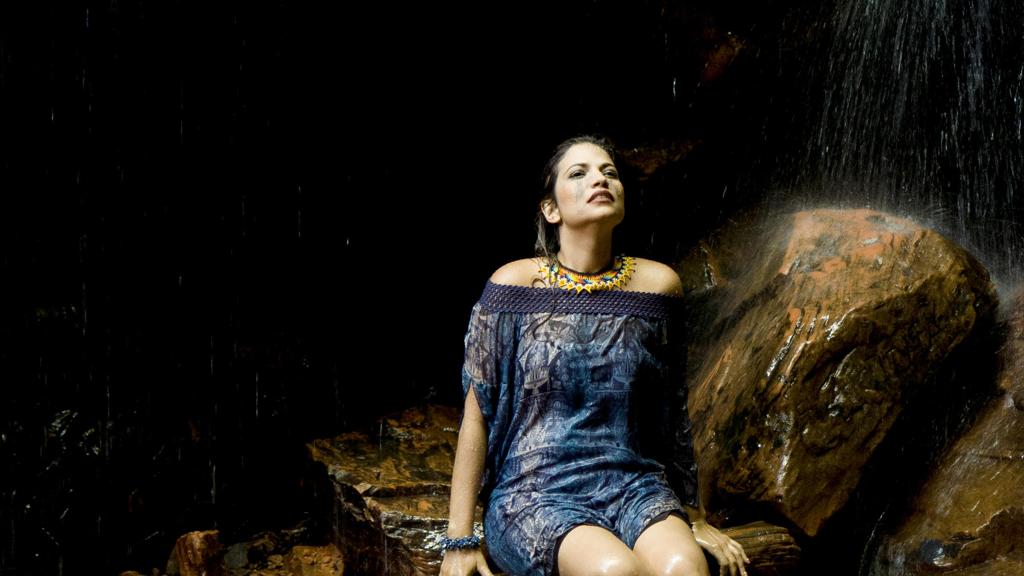 Farmacêutica, a cantora gosta de misturar em suas canções. | Divulgação/