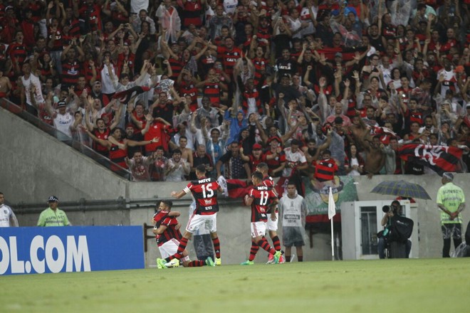 Diego comemora o segundo gol do Flamengo. | Jonathan Campos/Gazeta do Povo