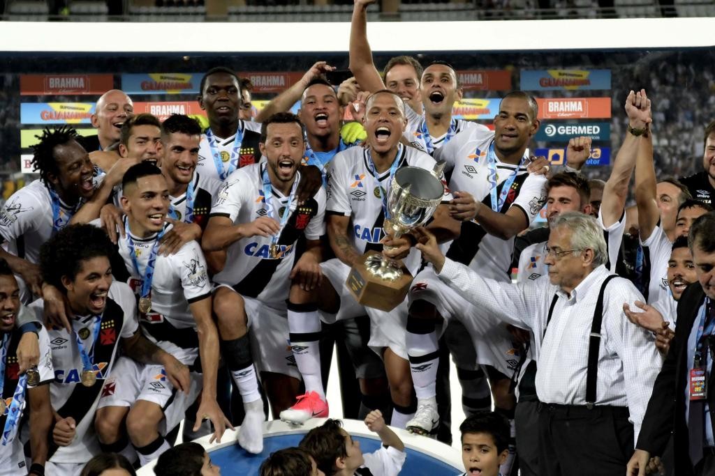 Atacante Luís Fabiano levanta o troféu da  Taça Rio. Presidente Eurico Miranda também participou da festa.