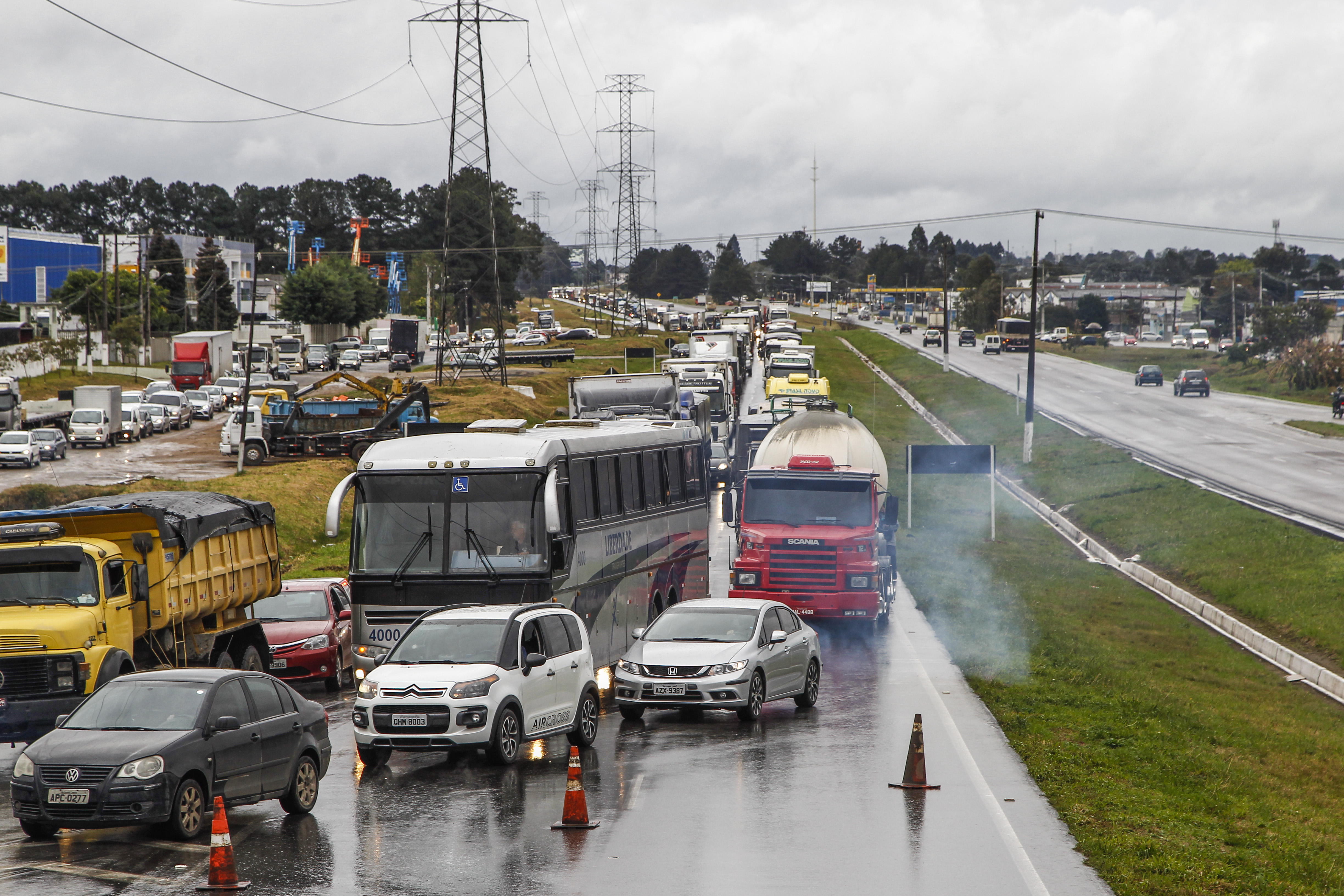 Foto de arquivo mostra acidente na Av. Juscelino K. de Oliveira | Daniel Castellano/Gazeta do Povo/Arquivo