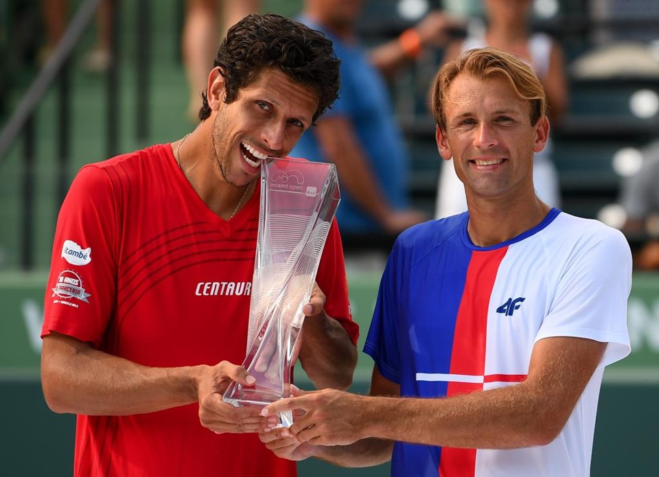 Marcelo Melo e Lukasz Kubot seguram o troféu conquistado nas duplas do Masters 1.000 de Miami. | Rob Foldy/AFP