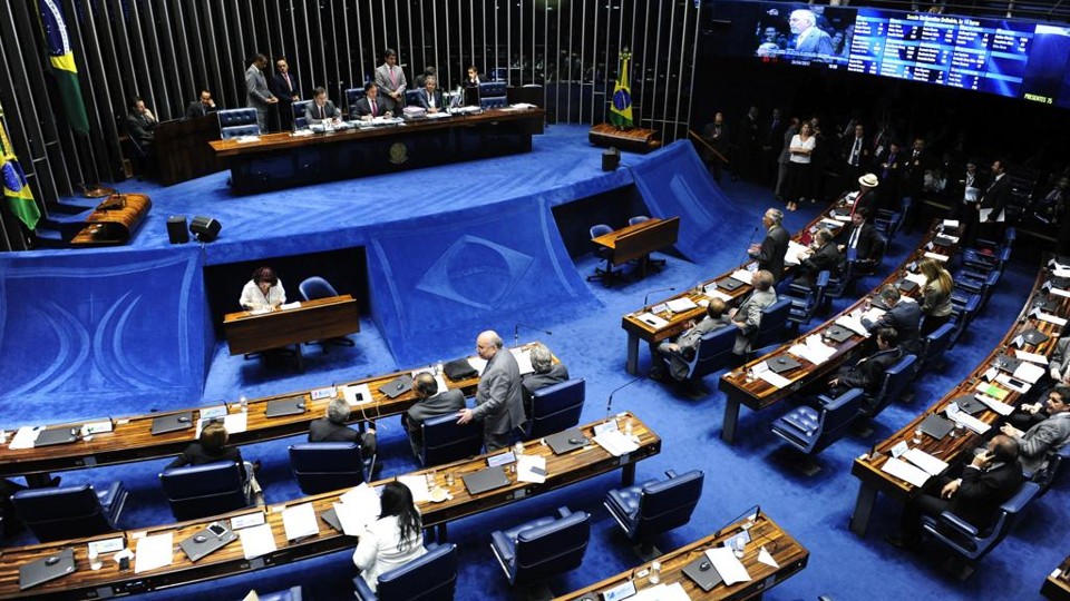 Aprovada pelo Senado, lei de abuso de autoridade ainda pode sofrer mudanças O Senado aprovou em plenário, por 54 votos a 19, na noite de quarta-feira (26), o projeto de lei sobre o crime de abuso de autoridade. Mas texto pode sofrer mudanças na Câmara. | Jonas Pereira/Agência Senado