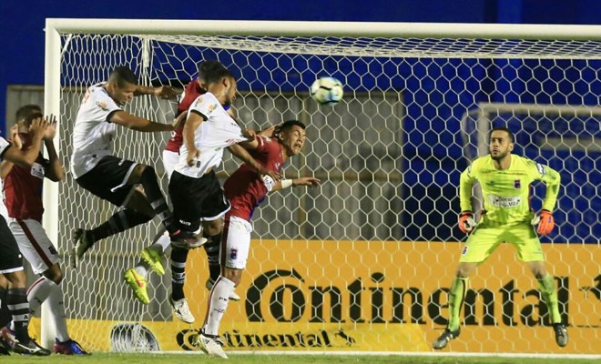 Léo observa a confusão na área do Tricolor. Muito empurra-empurra e até camisa sendo puxada, mas o árbitro não viu nada. | Daniel Castellano/Gazeta do Povo