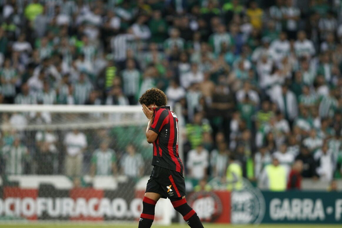 Felipez Gedoz deixa o gramado da Arena após ser expulso em lance com Kléber Gladiador. | Jonathan Campos/Gazeta do Povo