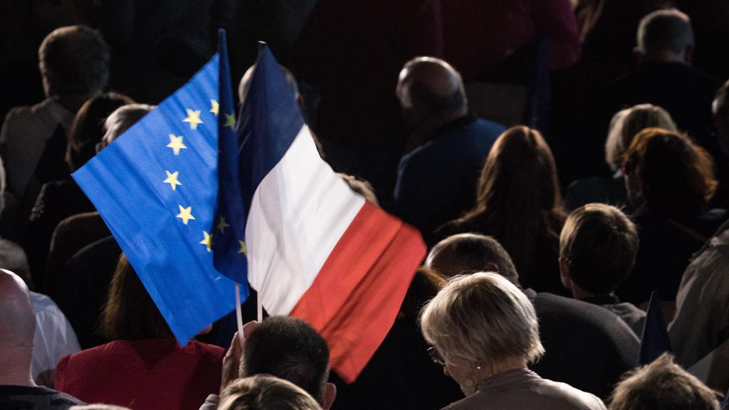 Bandeiras da União Europeia e França | Christophe Morin/Bloomberg