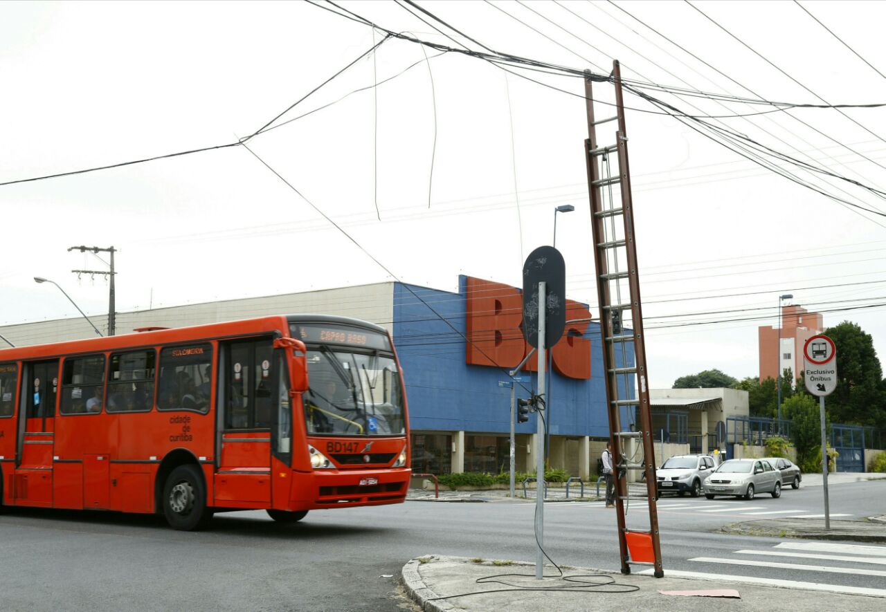 Cabo rompido na Avenida Paraná, no Boa Vista, atrapalhou o trânsito de biarticulados por uma hora terça-feira. | Aniele Nascimento/Gazeta do Povo