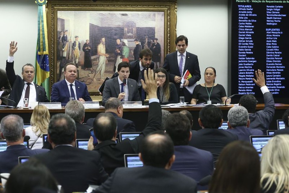 Reforma trabalhista vai a plenário antes da greve geral Reforma trabalhista foi aprovada na comissão especial por 27 votos favoráveis e dez contrários | Antonio Cruz/Agência Brasil