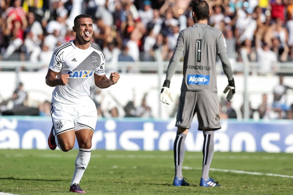 Pottker comemora o gol contra o Santos, com o goleiro Vanderlei, ao fundo, lamentando a desvantagem do Peixe no duelo.