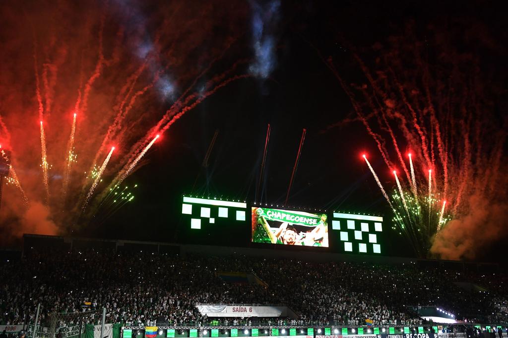 Fogos de artifício para a festa na Arena Condá, no duelo entre Chapecoense e Atlético Nacional, de Medellín. | Nelson Almeida/AFP