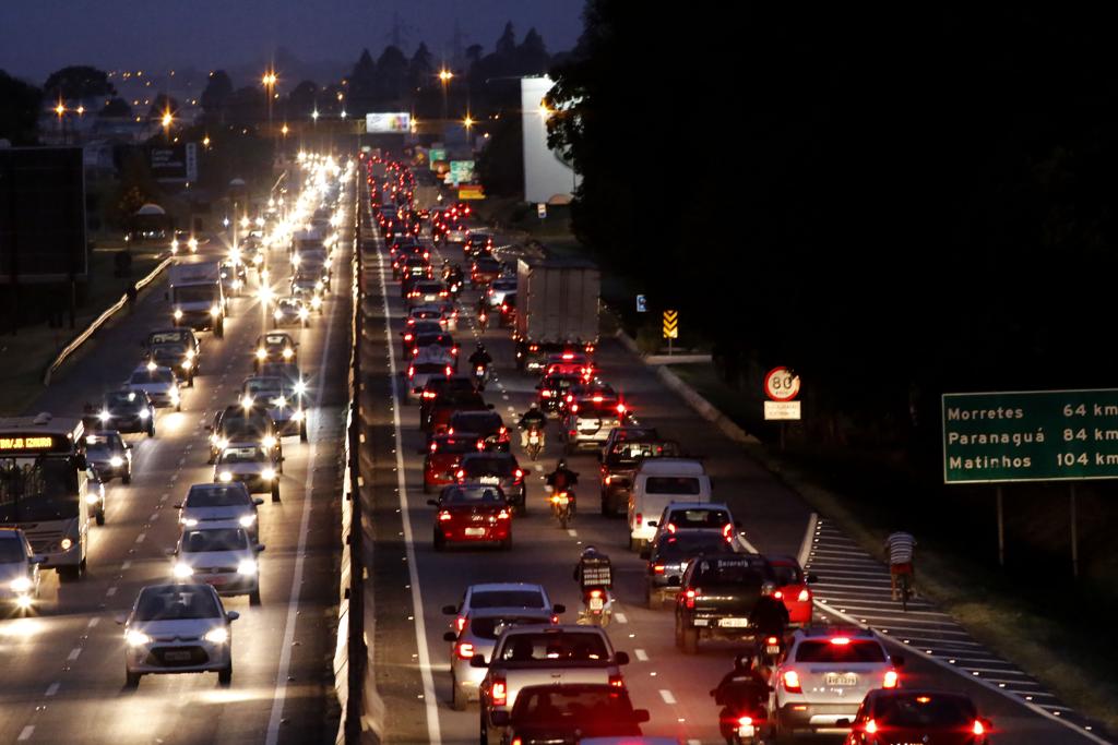 Cerca de 95 mil veículos irão utilizar a BR-277 para chegar às prais do Paraná neste feriado | Pedro Serapio/Gazeta do Povo