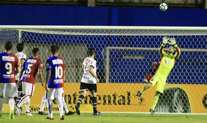O goleiro Léo teve trabalho contra a equipe alagoana, especialmente nos perigosos contra-ataques dos visitantes. | Daniel Castellano/Gazeta do Povo