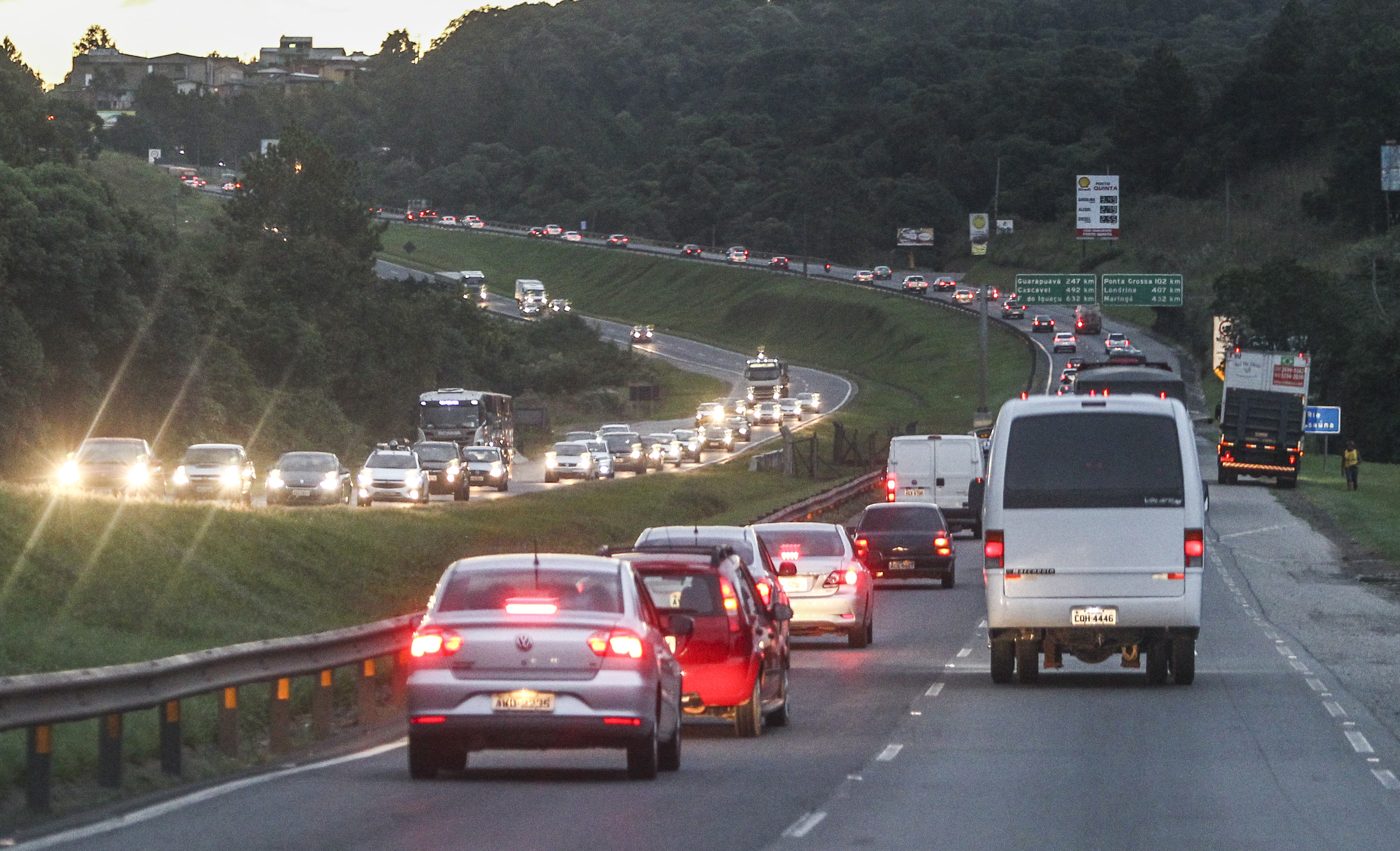 Fluxo de veículos na BR-277 ficou mais intenso devido ao feriado prolongado de Páscoa | Daniel Castellano/Gazeta do Povo