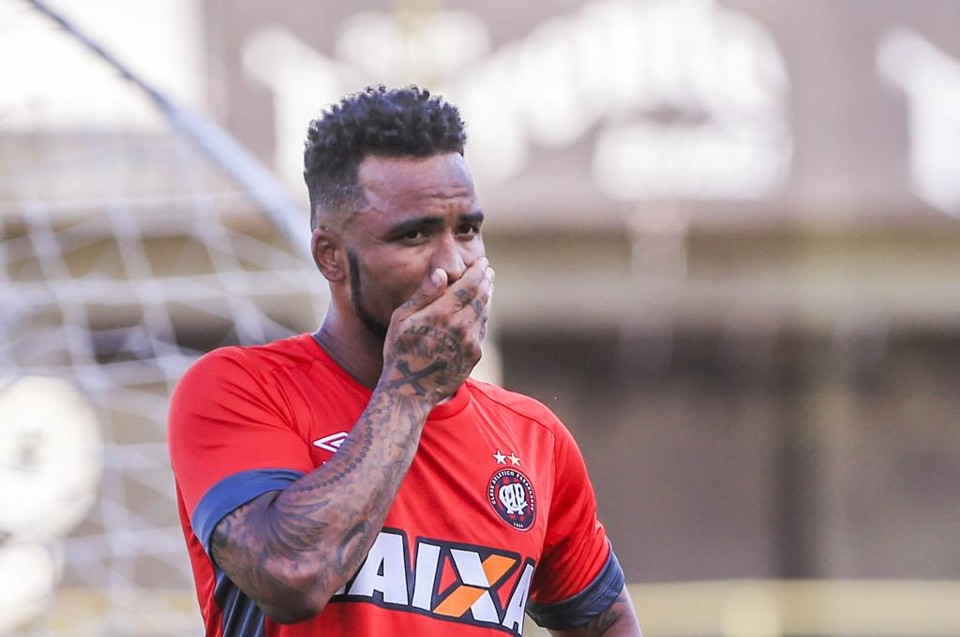 Carlos Alberto é problema para o duelo com o Flamengo. | Daniel Castellano/Gazeta do Povo