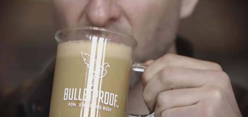 Bulletproof é a marca do polêmico café amanteigado que está fazendo sucesso nos EUA e acaba de abrir lojas em Nova York. Veja na Gazeta do Povo | Reprodução/Bloomberg/
