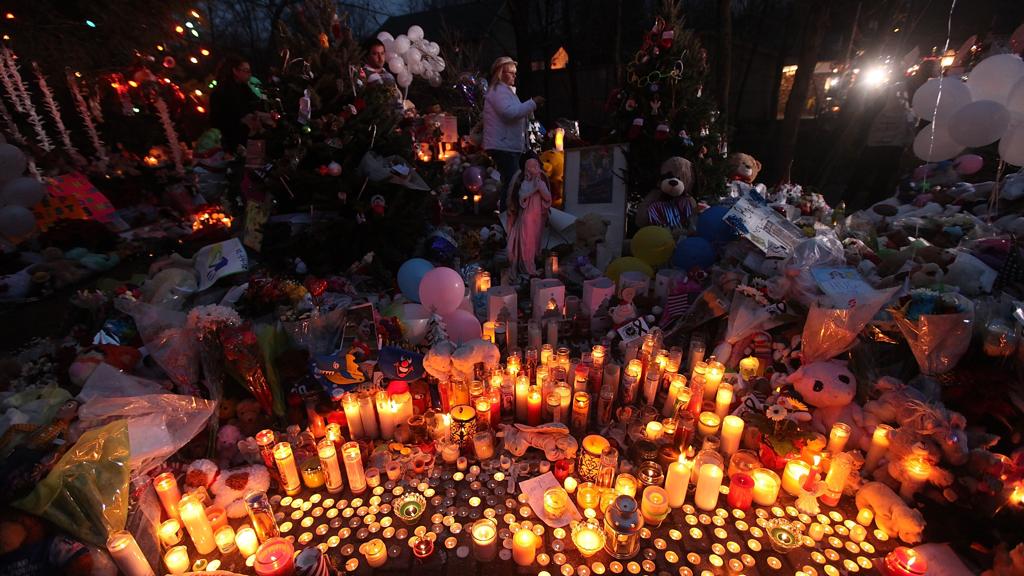 Memorial das vítimas do massacre na escola na escola Sandy Hook, em Newtown, nos EUA: atirador sofria de transtornos mentais. | Mario Tama/AFP