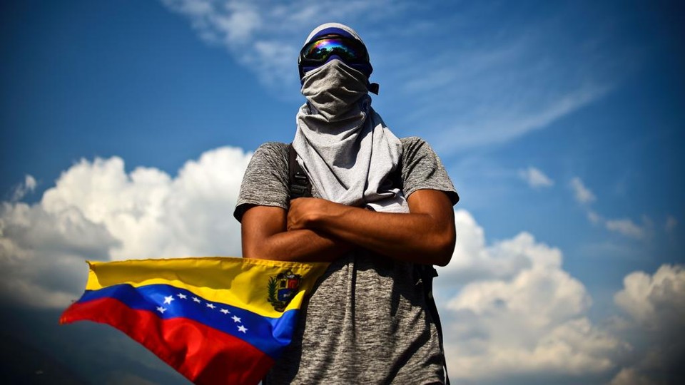 Manifestante durante protesto em Caracas contra Maduro: ditador venezuelano tem 70% de rejeição entre a população | Ronaldo Schemidt/AFP