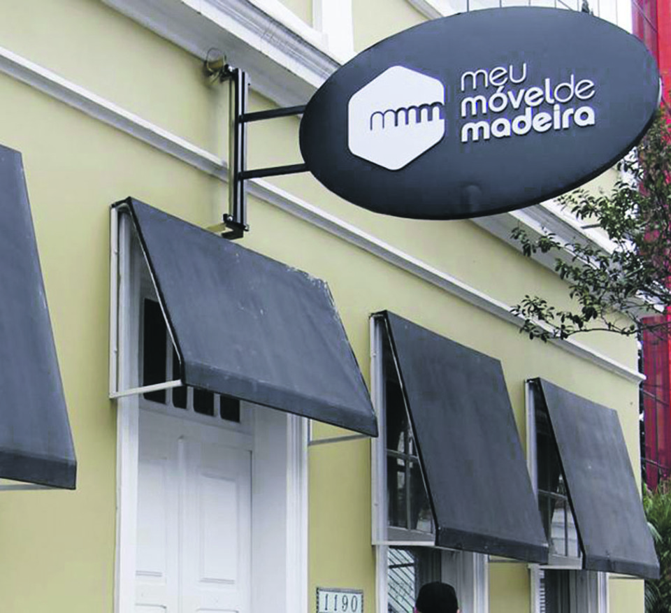 Lojas de e-commerce como a Meu Móvel de Madeira cresceram tanto que começam a abrir lojas físicas. Na foto, a fachada da primeira loja da empresa, que será em Curitiba. | Antônio More/Gazeta do Povo