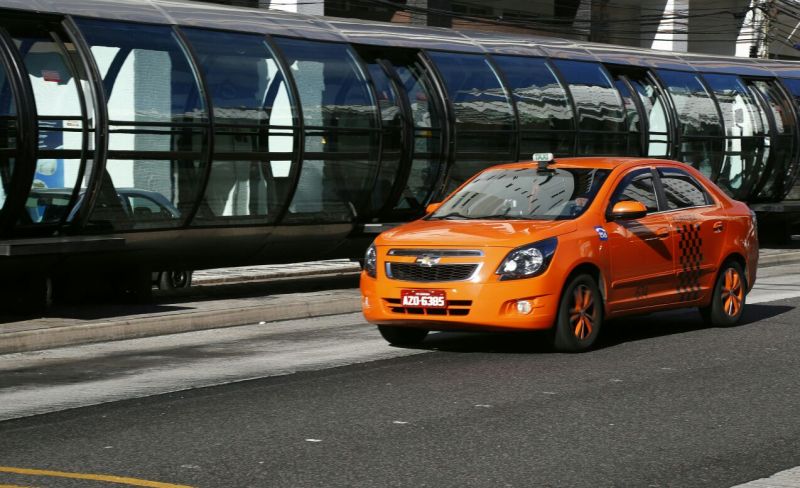 Táxis estão liberados de circular nas canaletas nesta sexta-feira de protestos. | Aniele Nascimento/Gazeta do Povo
