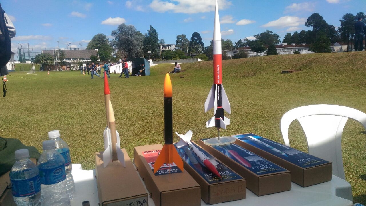 Os foguetes fabricados pelos estudantes alcançam  alturas de 50 a  mil metros. | Crédito: Anna Sens