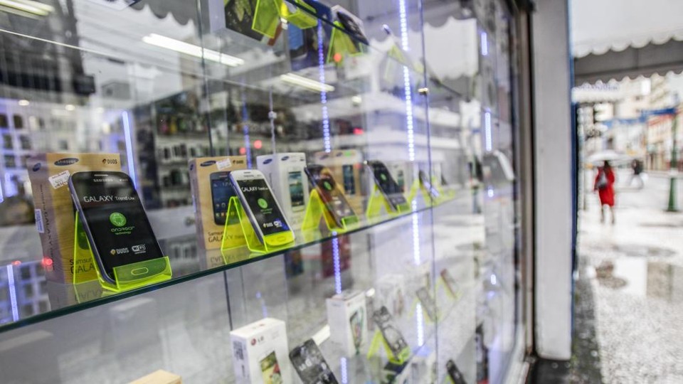 Principais operadoras de telefonia vêm colocando a voz como coadjuvante em seus novos plano | Daniel Castellano/Gazeta do Povo