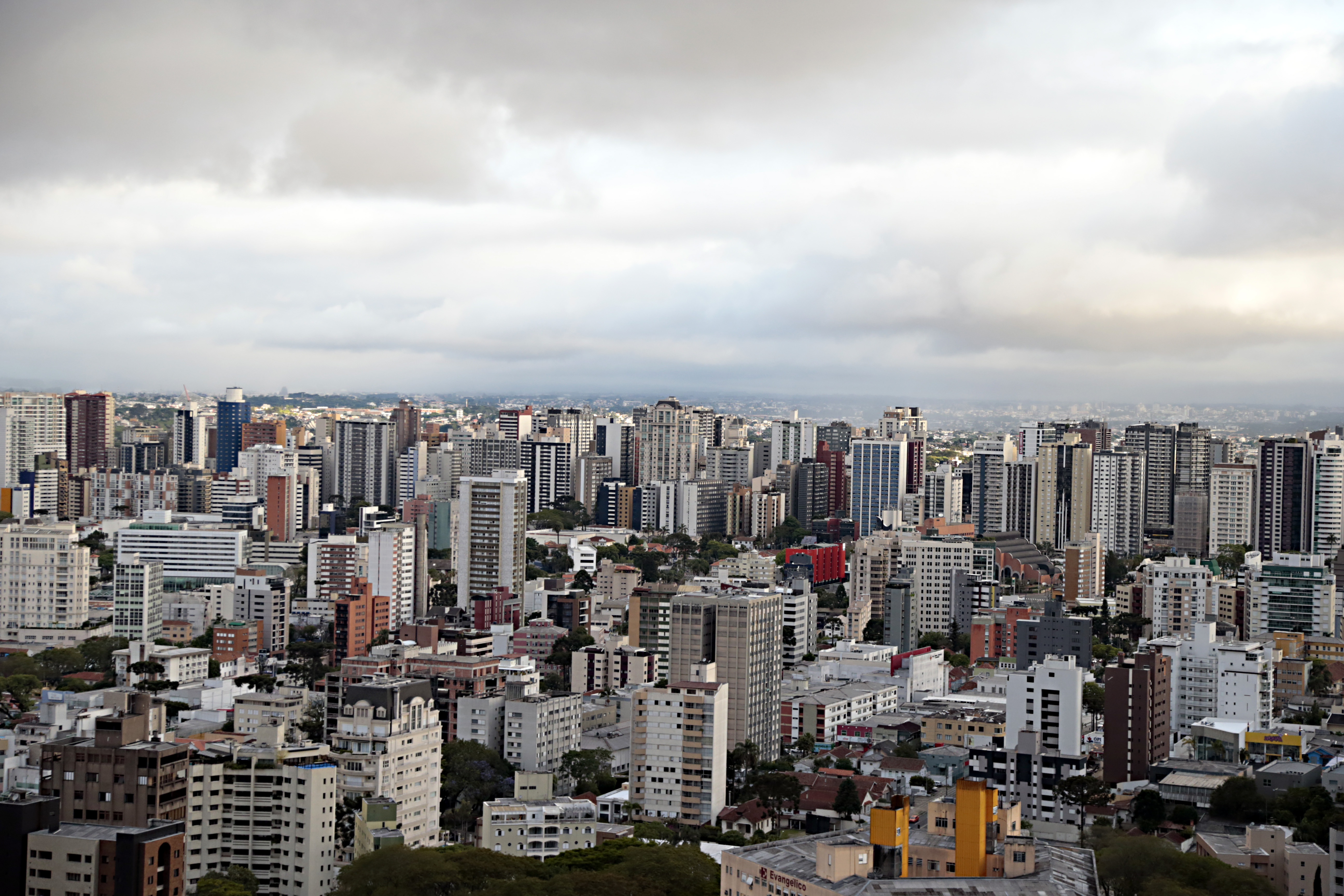 Dia começou nublado em Curitiba, mas deve ter sol durante a tarde | Albari Rosa/Gazeta do Povo