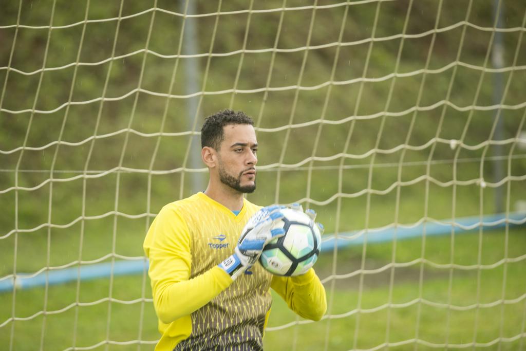 Goleiro Léo terá a missão de parar o ataque do Vitória, o melhor do país em 2017. | Marcelo Andrade/Gazeta do Povo