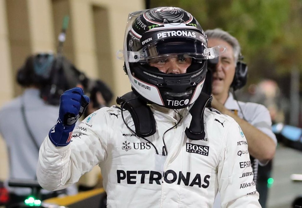 Bottas supera Hamilton no Bahrein e conquista primeira pole da carreira Bottas deixou Hamilton para trás no Bahrein | KARIM SAHIB/AFP