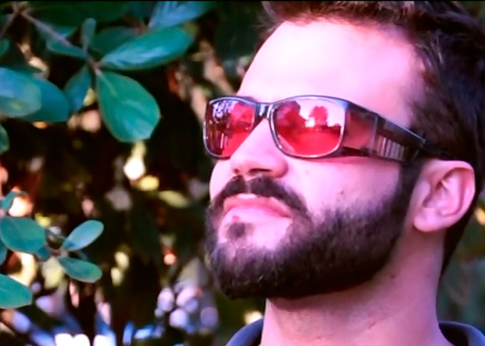 O filtro de luz especial atenua majoritariamente a cor verde das folhas, levando a percepção de contraste pelo olho humano a ser ainda maior. | Divulgação/Embrapa