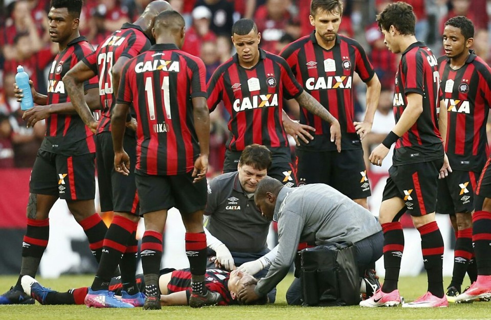 João Pedro ficou desacordado e teve de ser atendido pela equipe médica do Atlético. | Hugo Harada/Gazeta do Povo