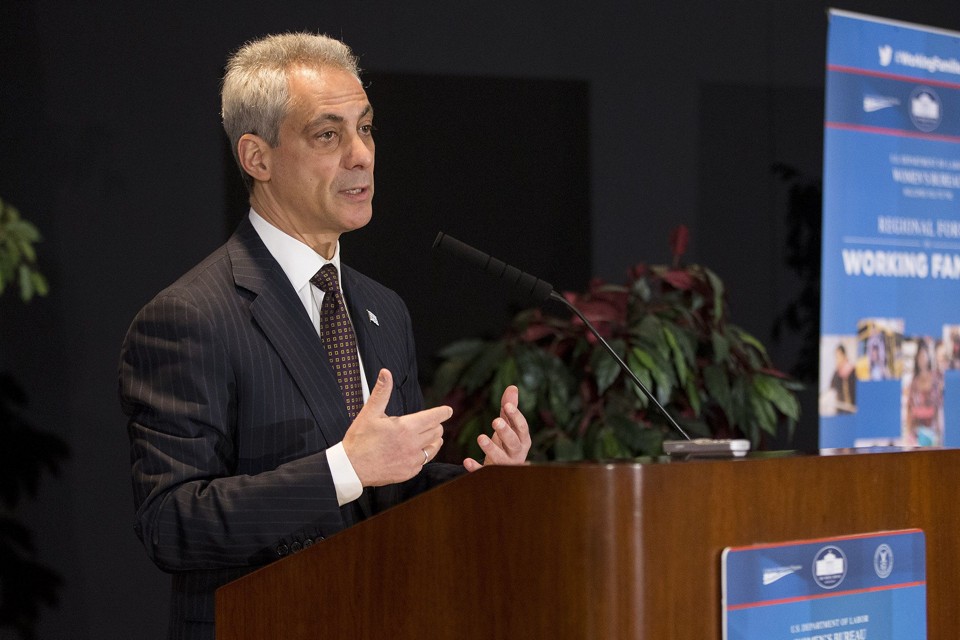 O prefeito Rahm Emanuel: “assim como você faz com seus filhos, faculdade, após a high school [o ensino médio nos EUA], isso é o que se espera” | Andrew A. Nelles/Wiki Commons