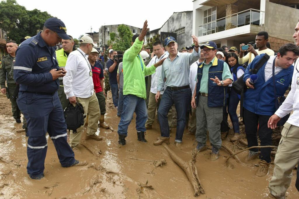 O presidente colombiano Juan Manuel Santos visita área afetada por enchentes na cidade de Mocoa | Cesar Carrion/AFP