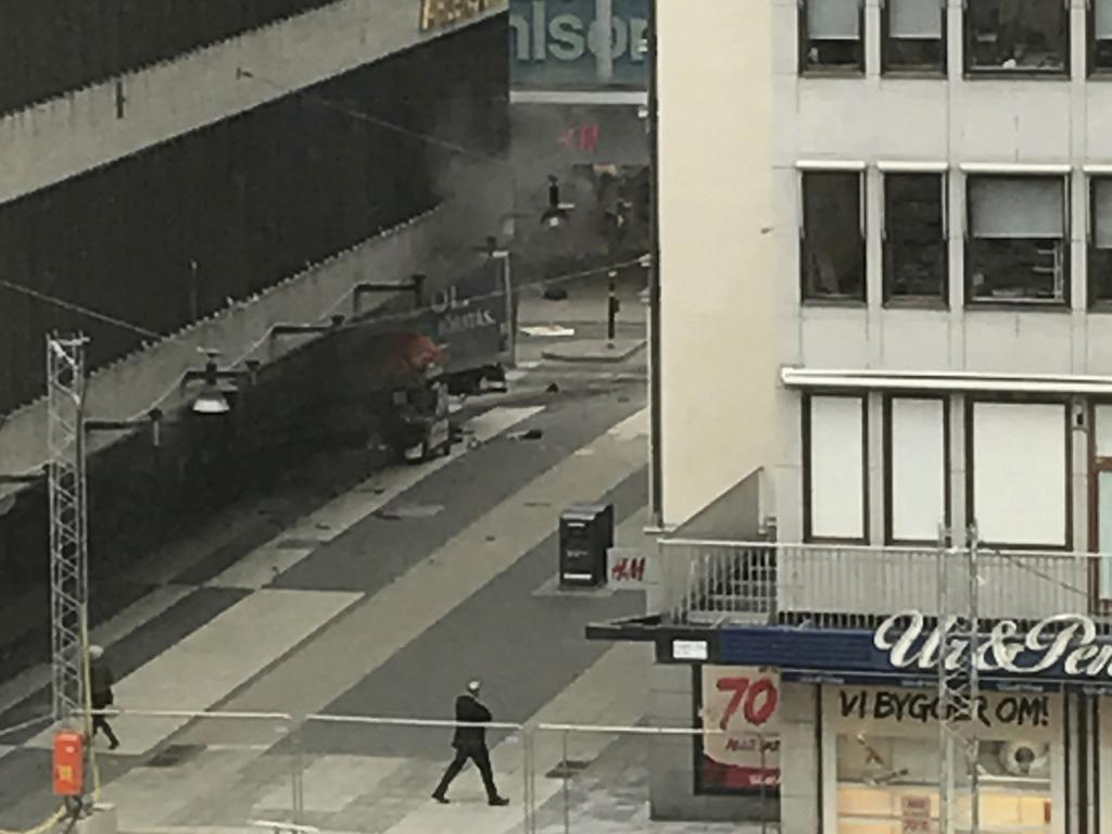 Imagem do caminhão que atropelou várias pessoas e depois se chocou contra uma loja no centro de Estocolmo. | Andreas Schyman/AFP