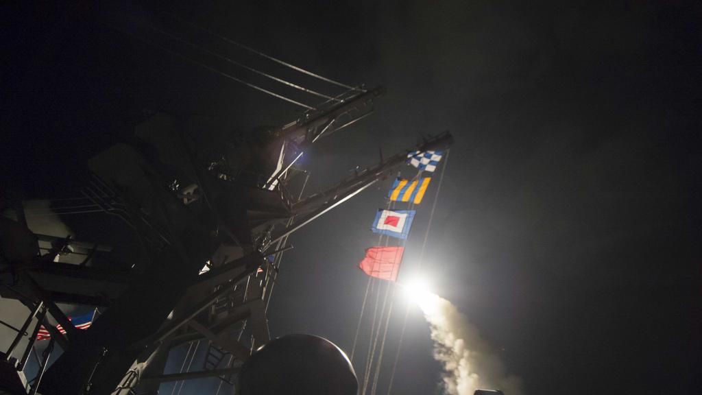 Imagem divulgada pela marinha norte-americana mostra o disparo de um dos mísseis lançados contra a Síria. | ROBERT S. PRICE/AFP