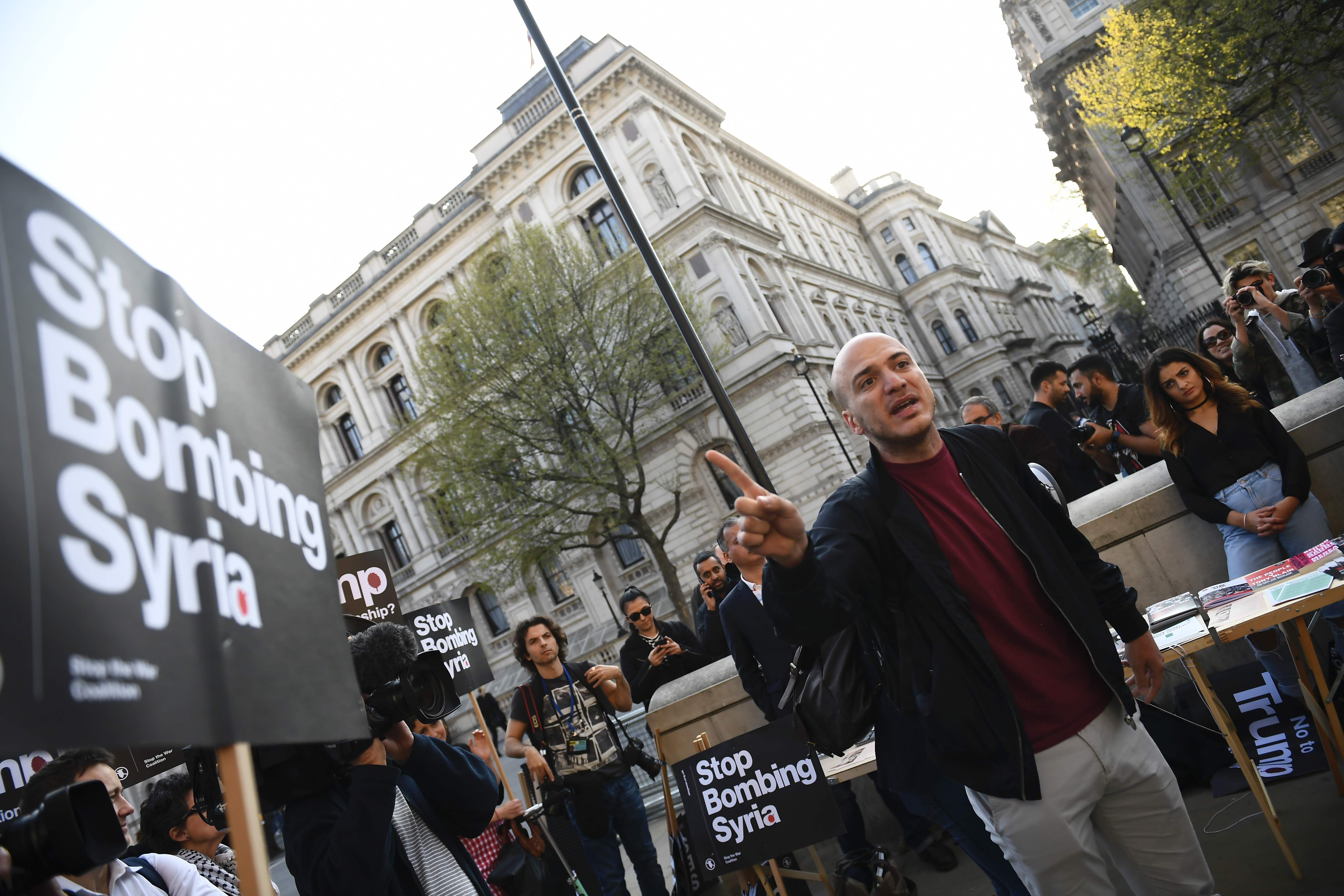 Na sexta-feira, protesto em Londres criticou o ataque norte-americano, mas refugiados sírios defenderam a ação contra Bashar Al-Assad. | Justin Tallis/AFP