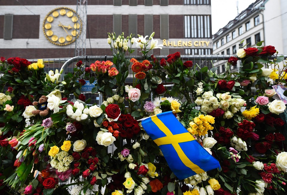 O local do atentado em Estocolmo se tornou um memorial às vítimas do ataque. | Jonathan Nackstrand/AFP