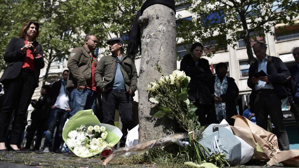 Turistas e moradores de Paris prestaram homenagens às vítimas do ataque na Champs-Elysées | Philippe Lopez/AFP