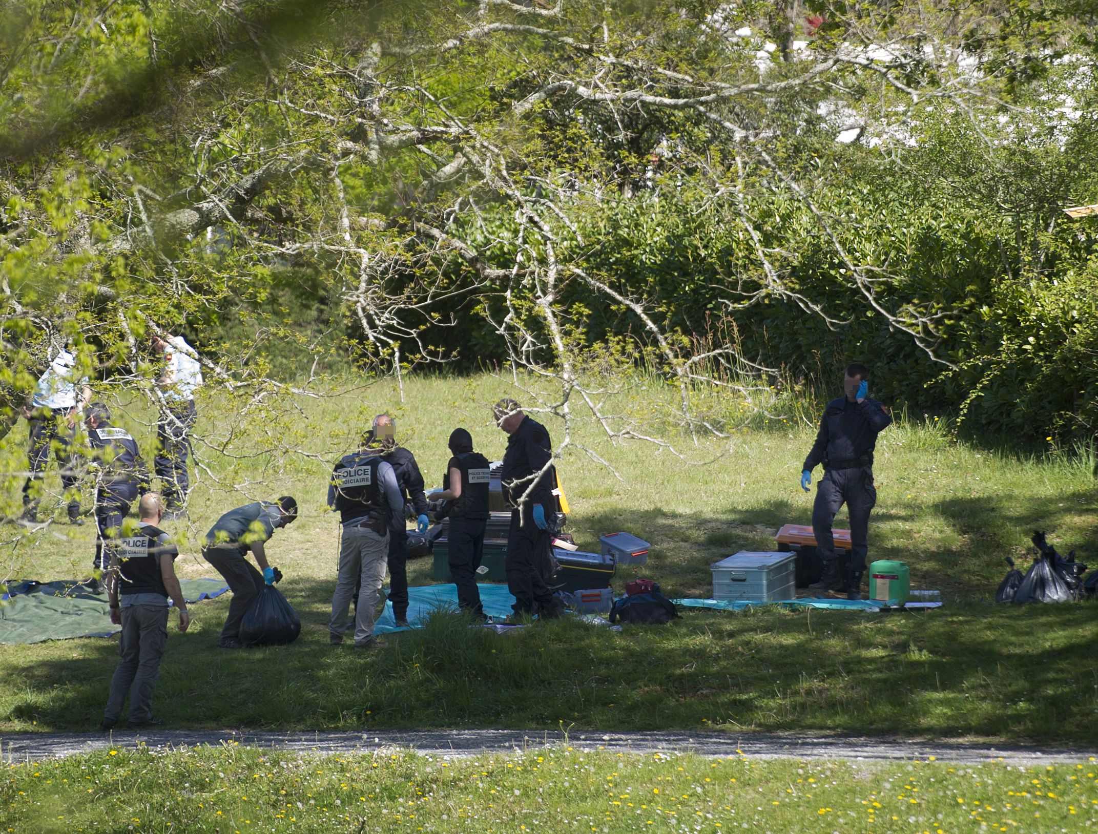 Policiais franceses trabalham na identificação de armas do grupo terrorista ETA. | Ander Gillene/AFP