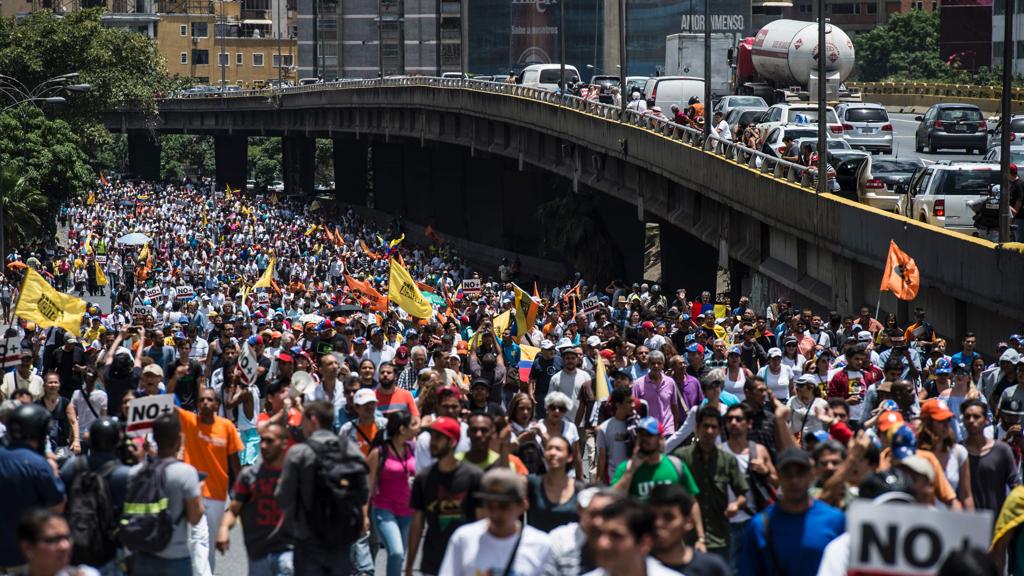 Manifestação no sábado contra Maduro e a decisão da Supremo Corte de assumir o papel do Parlamento. | Juan Barreto/AFP