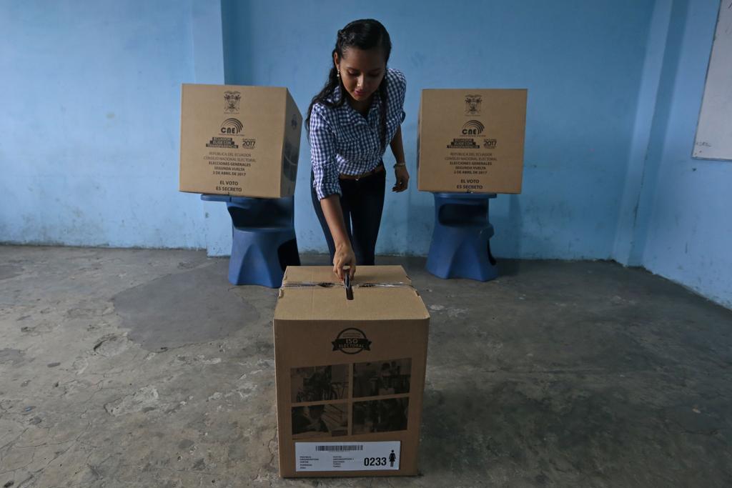 Mulher vota em Guayaquil; candidato socialista tem vantagem nas pesquisas, mas concorrente avançou nas últimas semanas | Juan Cevallos/AFP